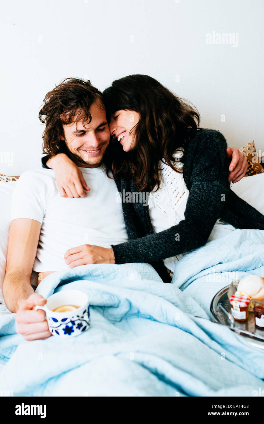 Couple having breakfast in bed Banque D'Images