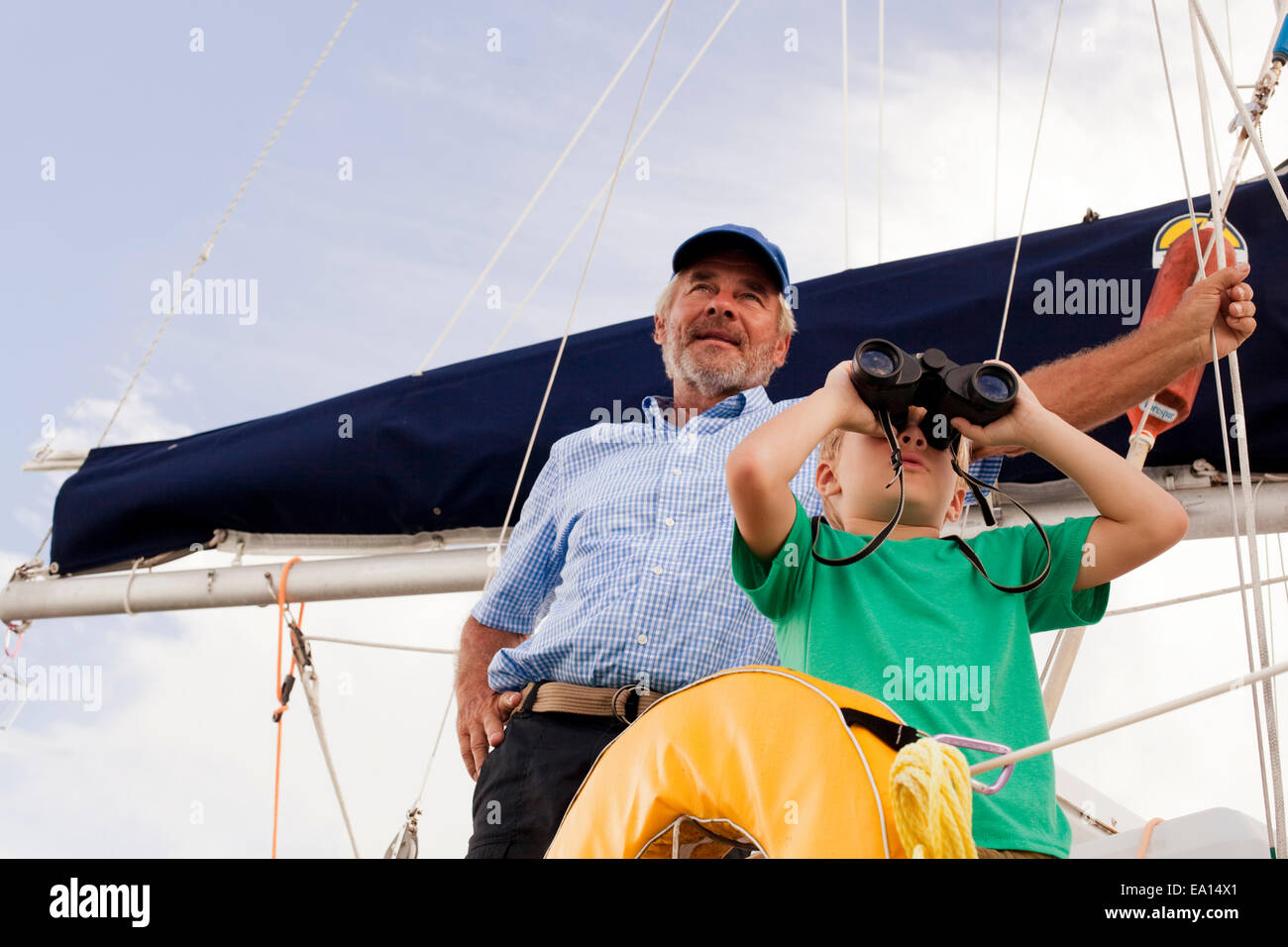 Garçon et grand-père le voilier binoculars Banque D'Images