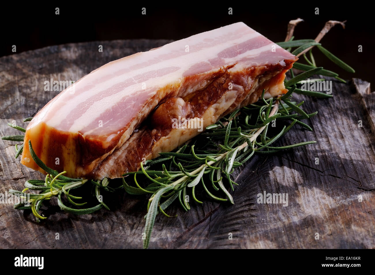 Tout morceau de bacon, prêt à être coupé en cubes. Largement utilisé dans la cuisine italienne Banque D'Images
