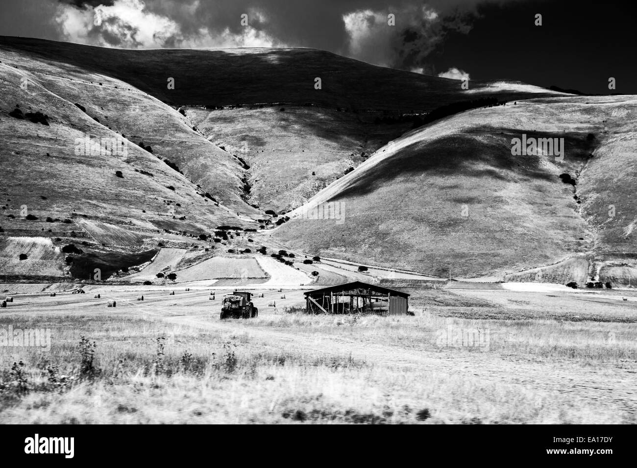 Ciel bleu sur une vieille cabane dans la campagne italienne Banque D'Images