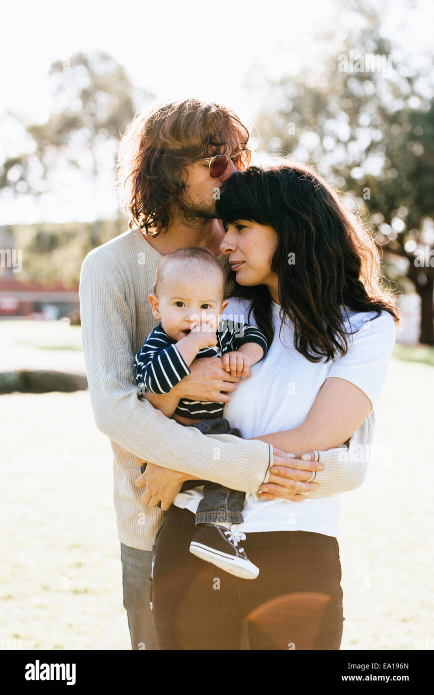 Couple Avec Bebe En Park Photo Stock Alamy