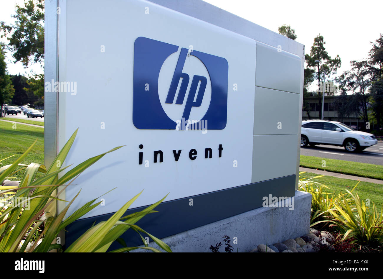 Signe de l'entreprise Hewlett Packard HP à l'avant du siège à Palo Alto, Silicon Valley, Californie, USA Banque D'Images