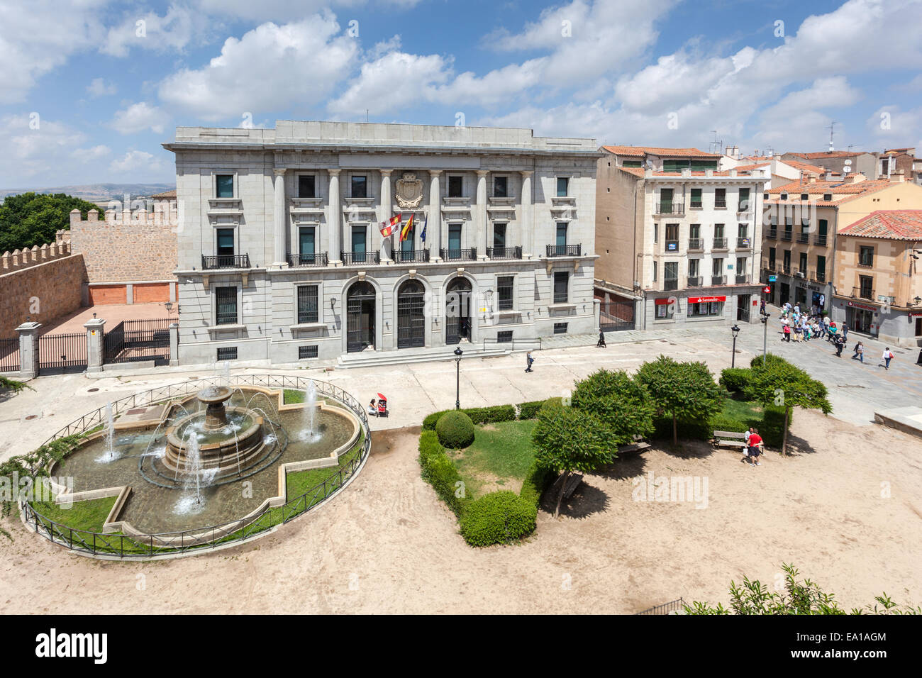 Square avec une fontaine dans la vieille ville d'Avila, Castille et Leon, Espagne Banque D'Images