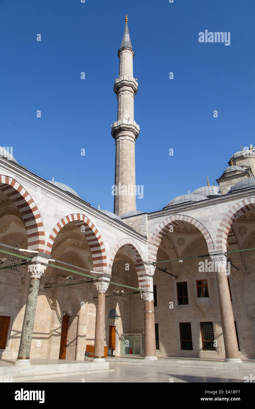 Minaret de la cour de la mosquée de Fatih, Istanbul, Turquie. Banque D'Images