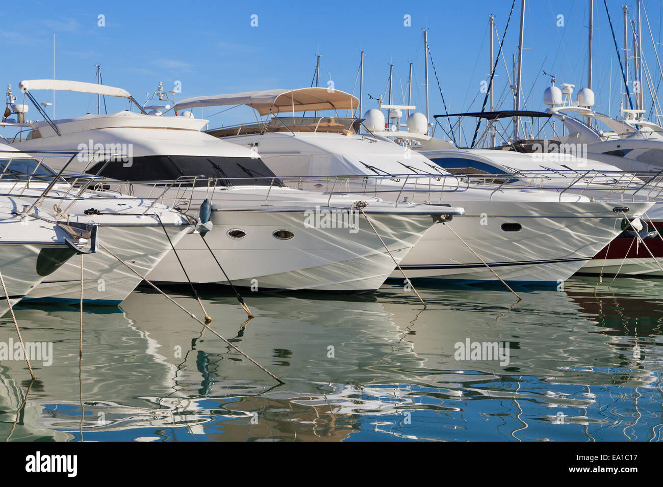 Yachts au port de plaisance de Cambrils, Costa Dorada, Catalogne. Banque D'Images