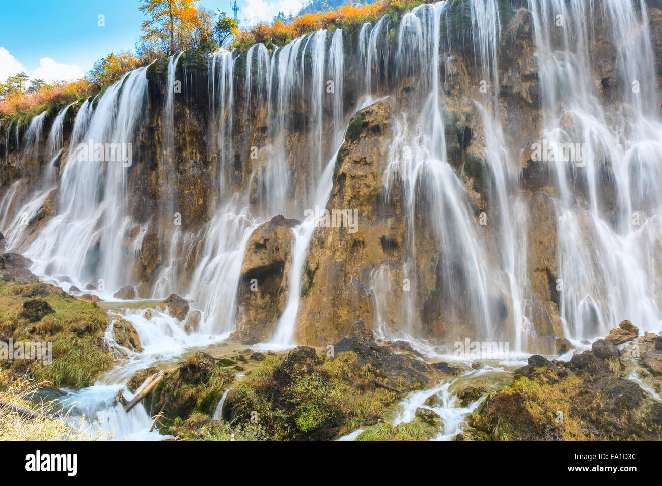 Belle cascade en automne Banque D'Images