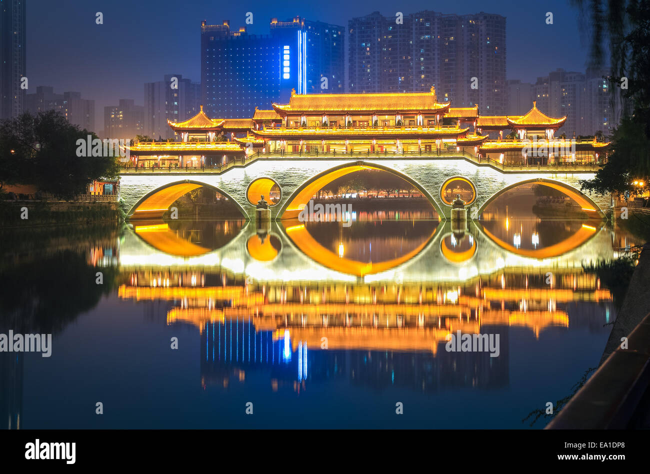 Chengdu ancien pont de nuit Banque D'Images Chengdu ancien pont de nuit Banque D'Images