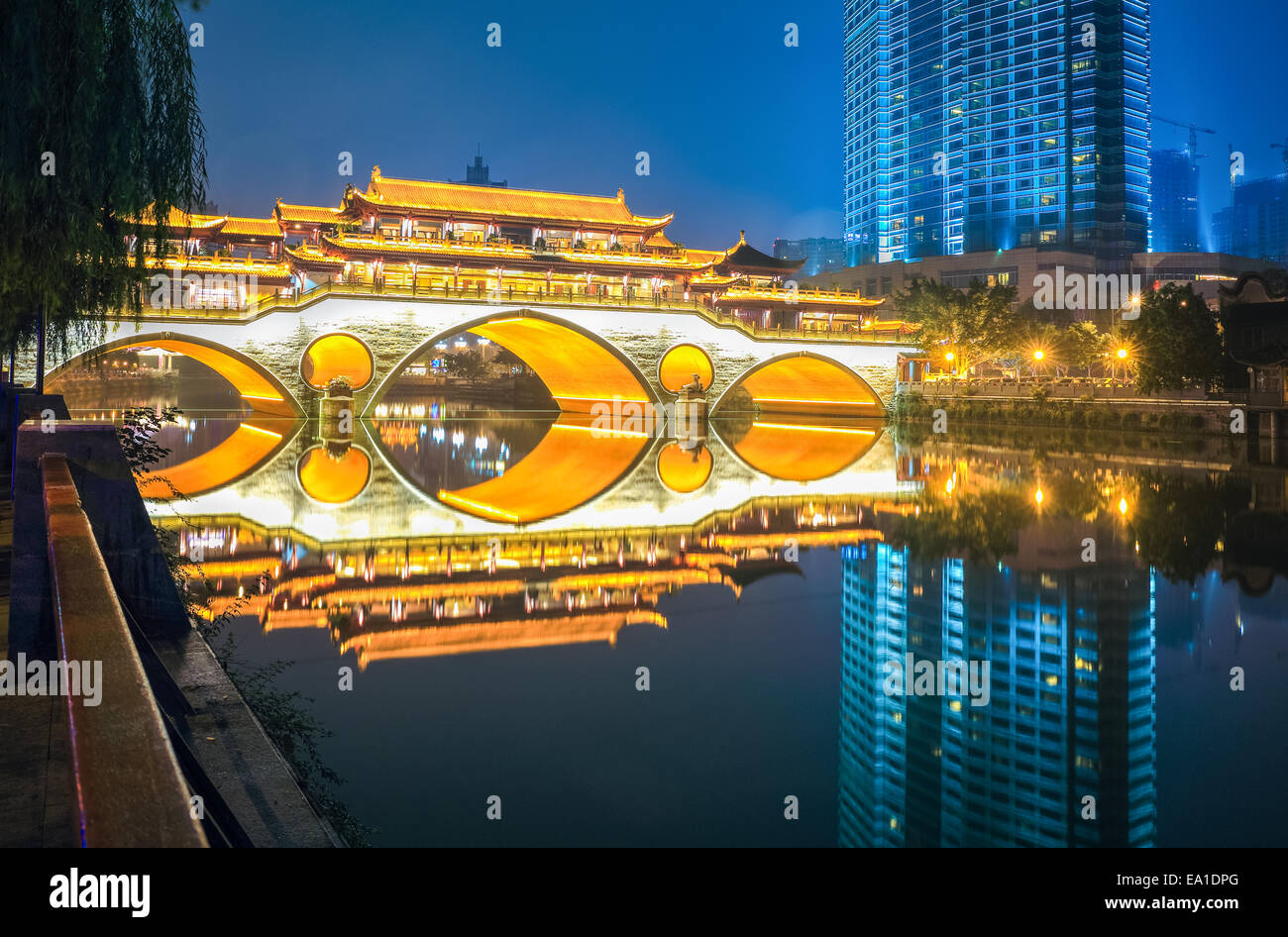Chengdu ancien pont de nuit Banque D'Images Chengdu ancien pont de nuit Banque D'Images