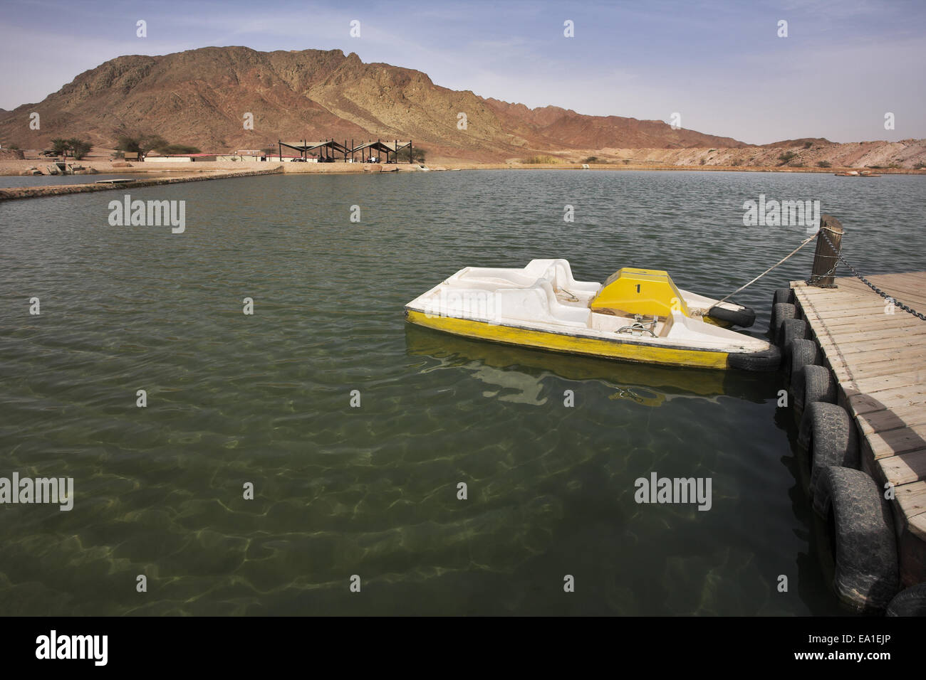 Bateau à une amarre en petit lac Banque D'Images