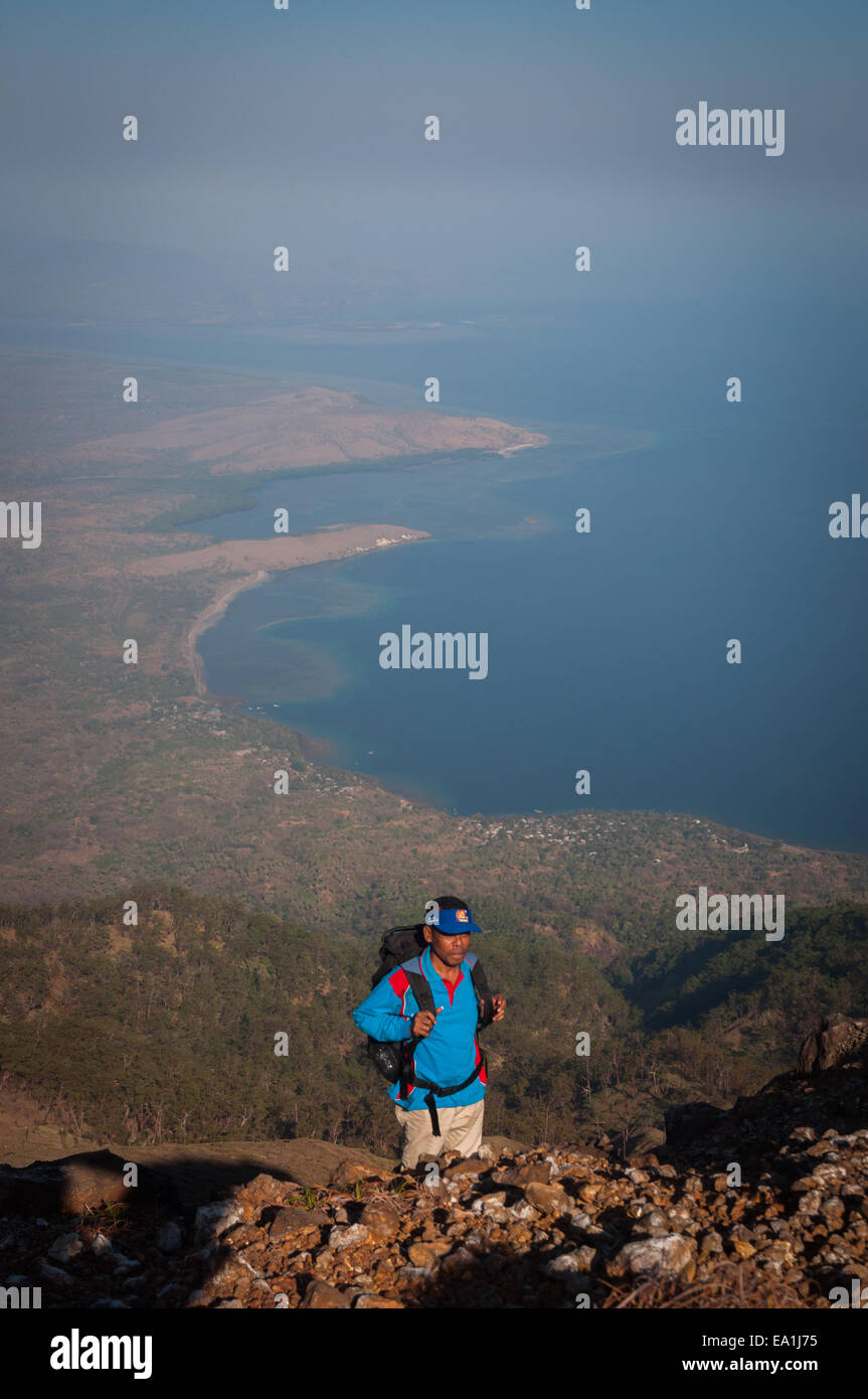 Un alpiniste se trouve sur la pente de la caldeira du volcan du mont Lewotolok, sur l'île de Lembata, à Lembata, dans l'est de Nusa Tenggara, en Indonésie. Banque D'Images