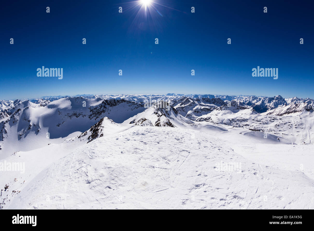 Paysage d'hiver à partir de la crête avec Alpes enneigées et ciel bleu Banque D'Images