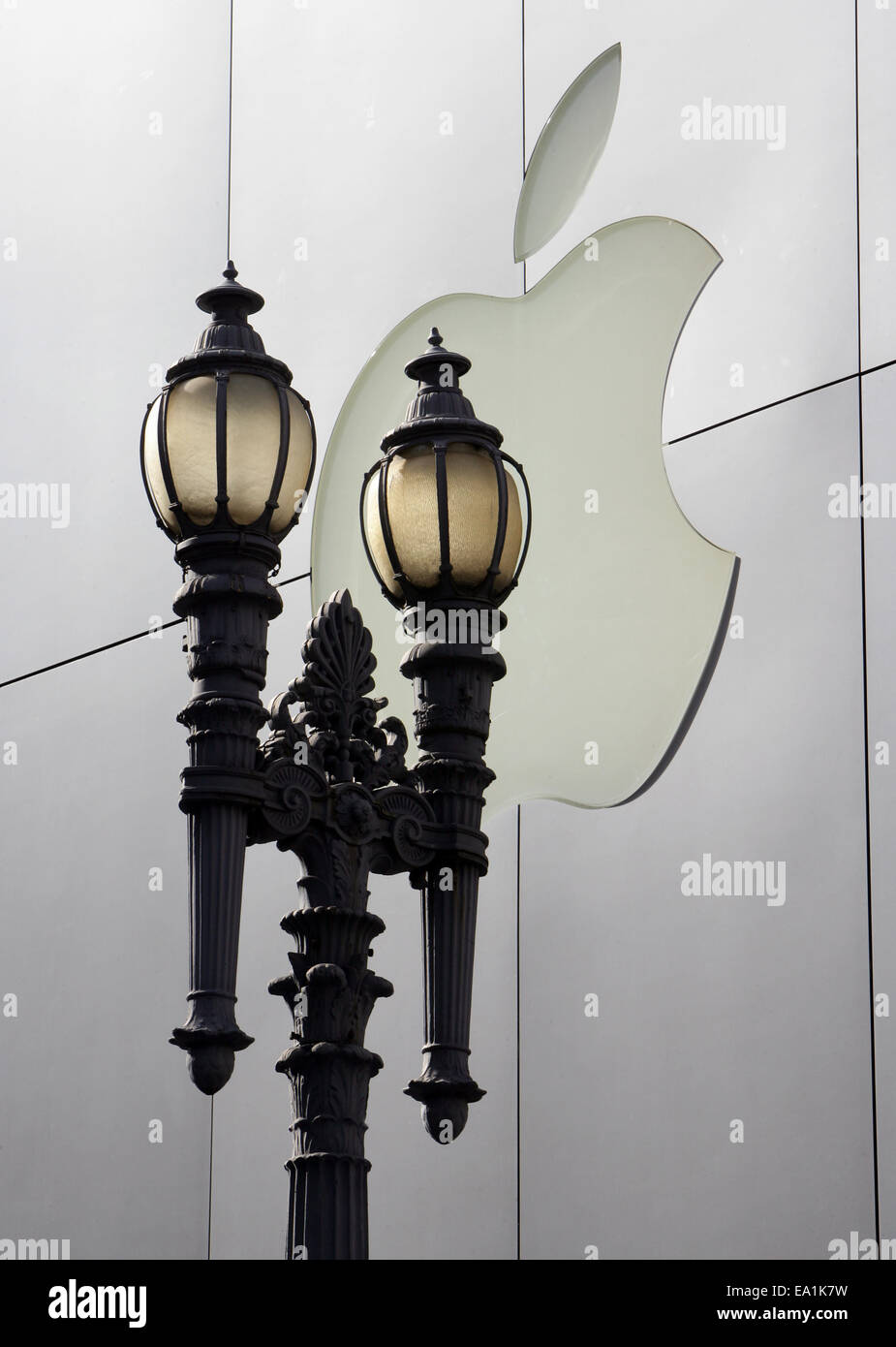 Lanternes de la rue et logo Apple en face de l'apple store de San Francisco, rue Market, Californie CA USA Banque D'Images