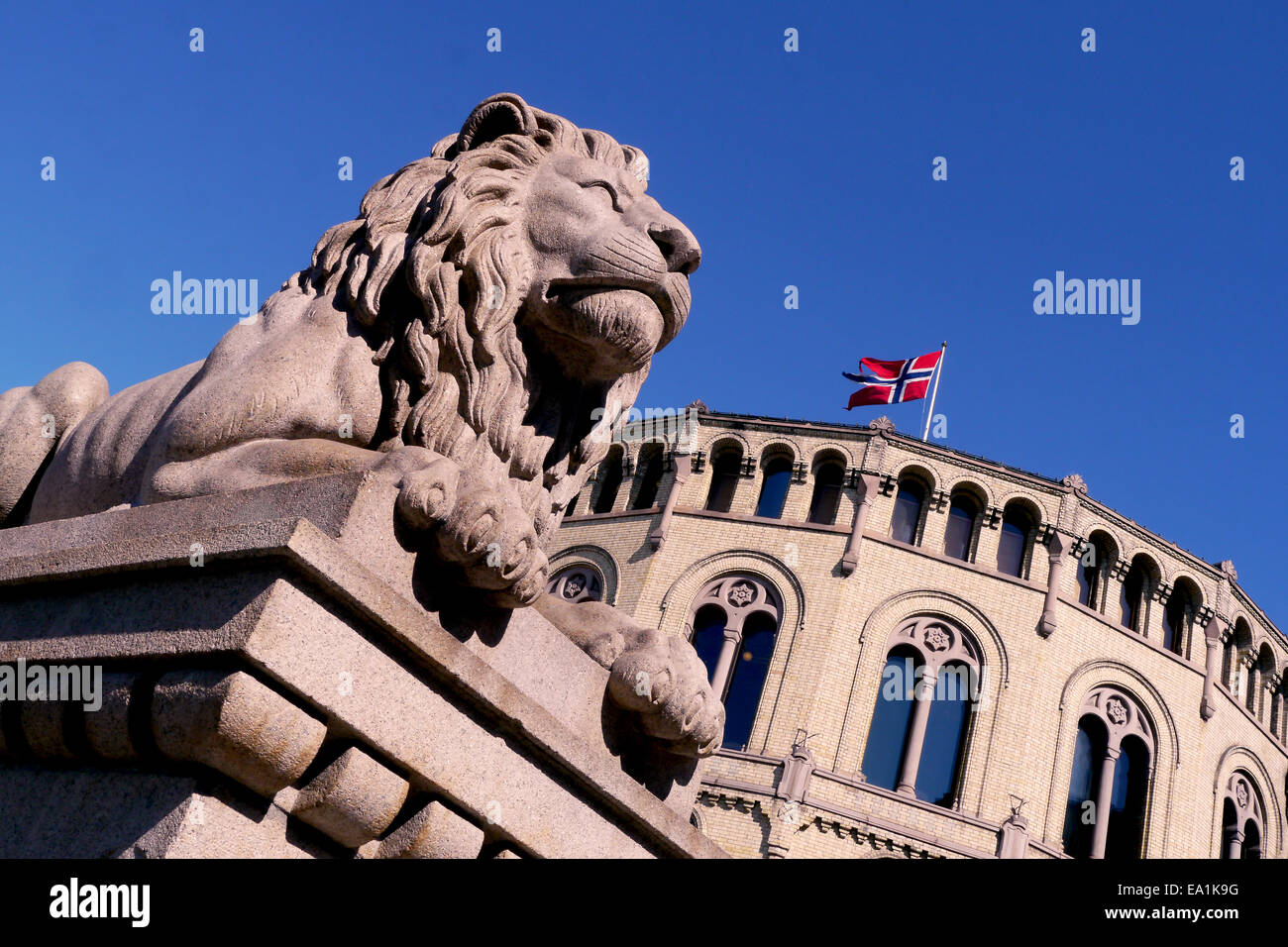 Statue de lion célèbre à l'extérieur du bâtiment du parlement européen à Oslo, Norvège Banque D'Images