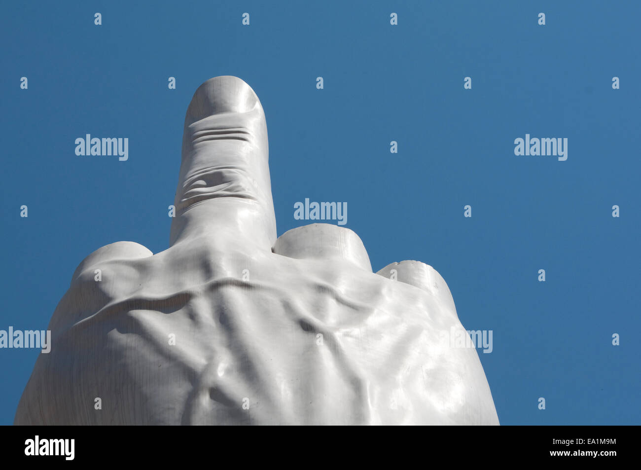 Italie, Lombardie, Milan, Piazza Affari Square, L.O.V.E. sculpture de Maurizio Cattelan date 2010 Front Stock Exchange Banque D'Images