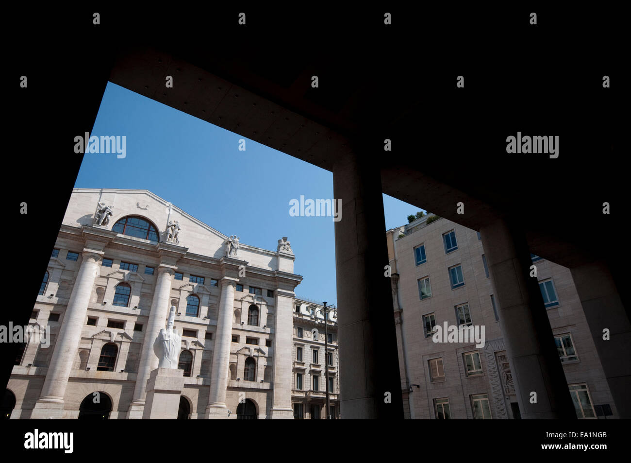 Italie, Lombardie, Milan, Piazza Affari Square, L.O.V.E. sculpture de Maurizio Cattelan date 2010 Front Stock Exchange Banque D'Images