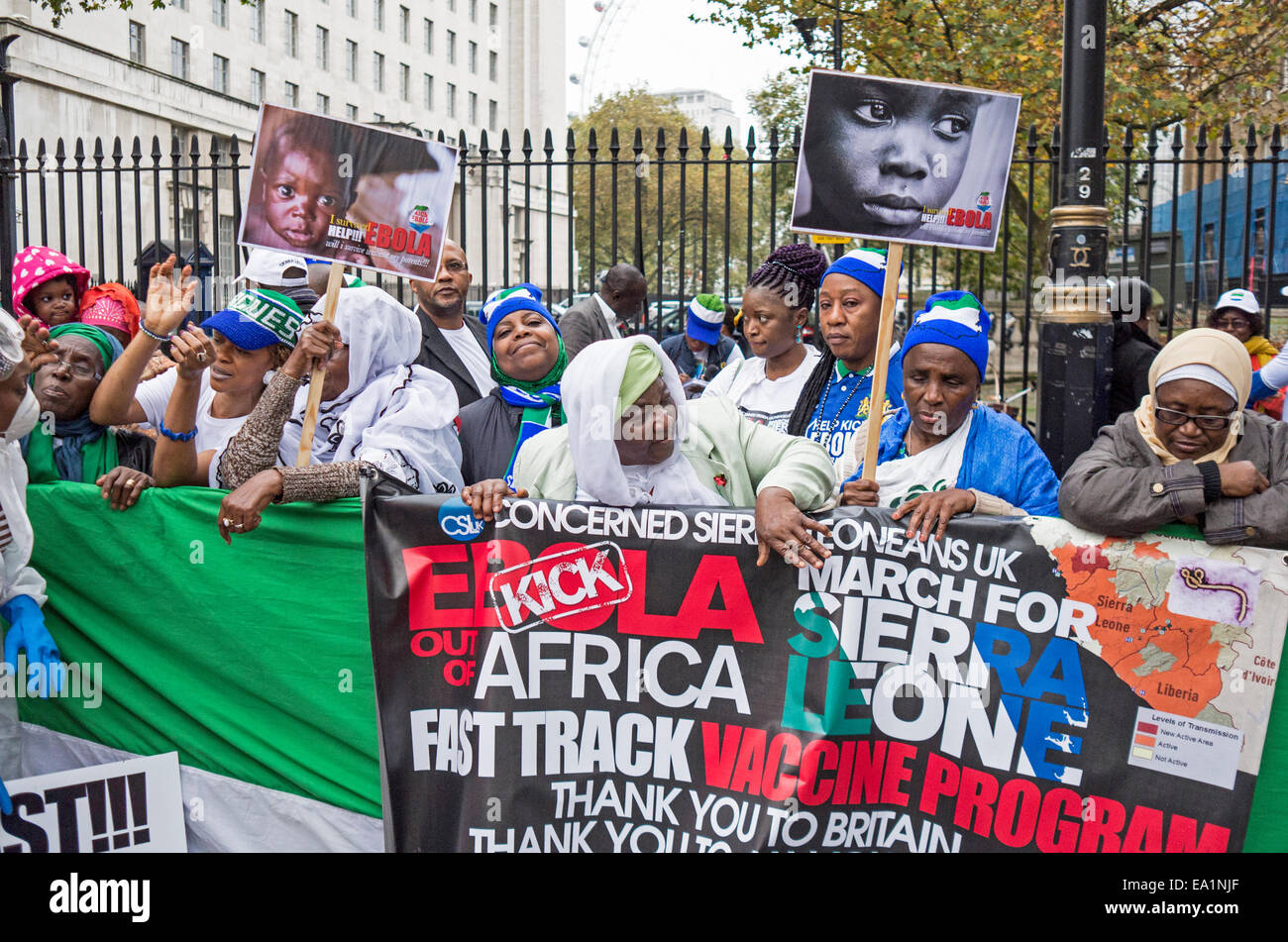 Les Sierra-léonais protestation devant Downing Street au Gouvernement britannique n'a pas pris de mesures sur le programme de vaccination contre le virus Ebola. Banque D'Images