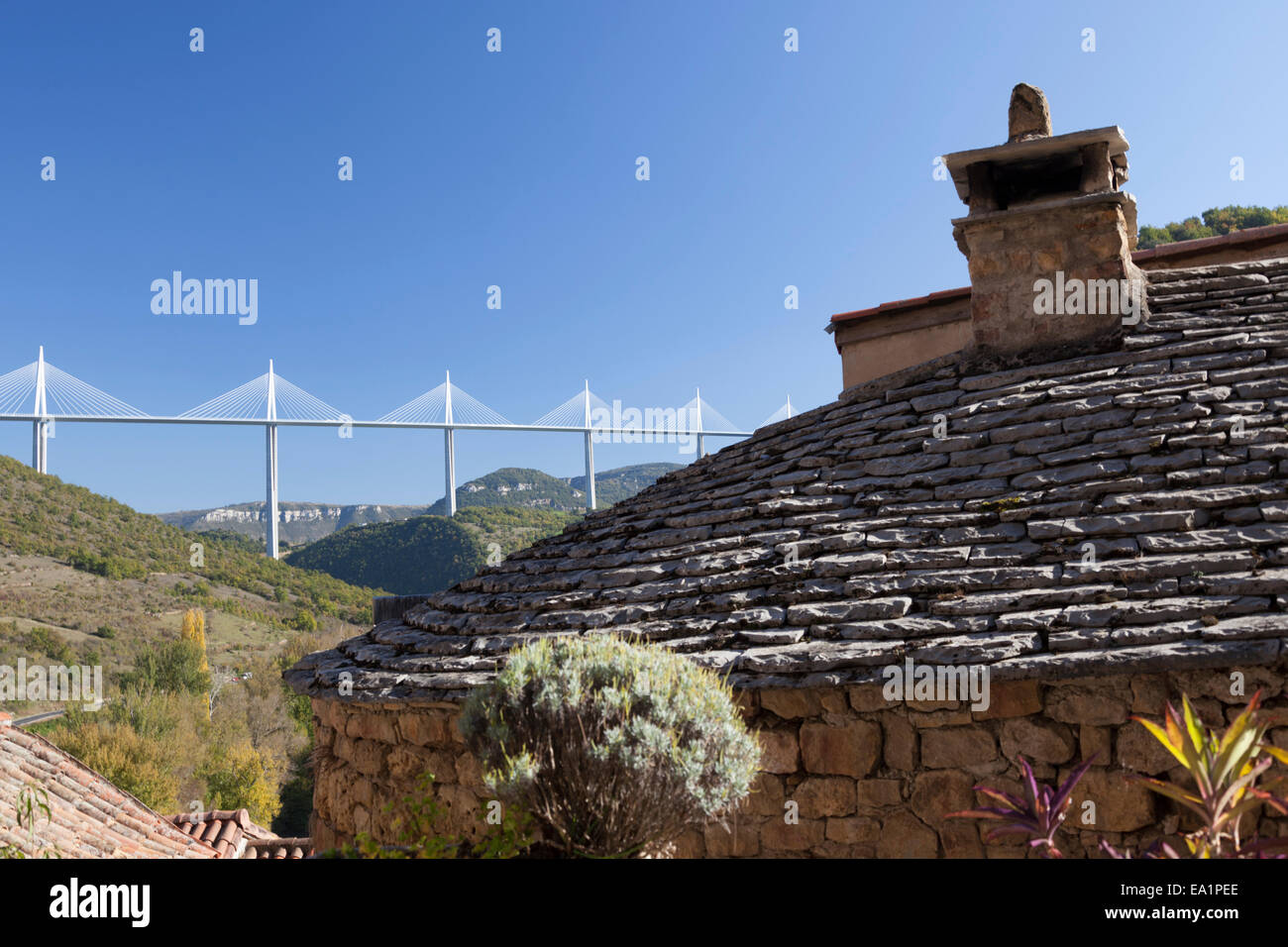 Bâtiment ancien et contemporain (viaduc de Millau - France). Vieilles pierres et viaduc contemporain (Millau - France). Banque D'Images