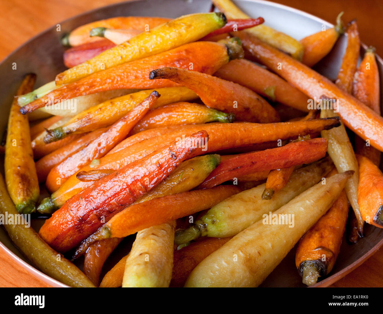 New York, NY Le Chef Tom Colicchio prépare un repas de Thanksgiving, y compris les carottes rôties, à son restuarant Kraft. Banque D'Images