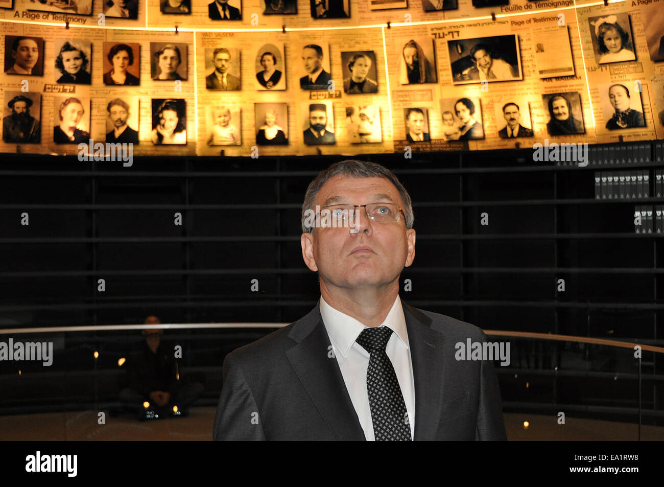 Le ministre tchèque des Affaires étrangères, Lubomir Zaoralek honoré victimes de l'Holocauste en allumant un feu et déposer une couronne dans le Yad Vashem aujourd'hui, le mercredi 5 novembre, 2014, disant sa tournée de l'histoire Musée de l'Holocauste était un puissant et magnifique expérience. Dans ses neuf galeries, le musée présente un récit de l'holocauste de la perspective juive. L'ordre chronologique, une interprétation est accompagné par les histoires personnelles des Juifs qui ont vécu et ont péri sous le régime nazi. Zaoralek a également visité la salle des noms avec les noms et les données personnelles de millions d'Holocauste vict Banque D'Images