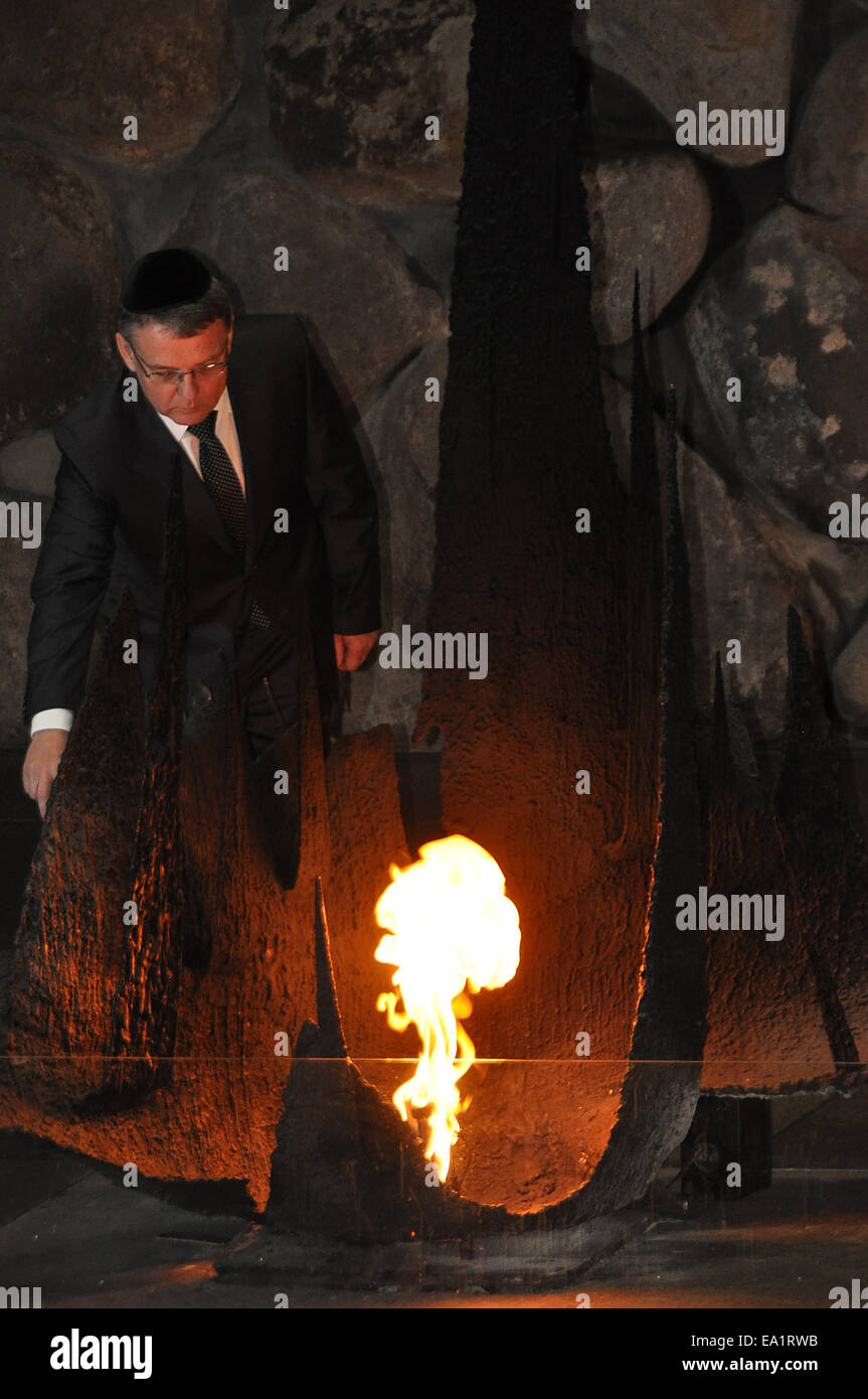 Le ministre tchèque des Affaires étrangères, Lubomir Zaoralek honoré victimes de l'Holocauste en allumant un feu et déposer une couronne dans le Yad Vashem aujourd'hui, le mercredi 5 novembre, 2014, disant sa tournée de l'histoire Musée de l'Holocauste était un puissant et magnifique expérience. Dans ses neuf galeries, le musée présente un récit de l'holocauste de la perspective juive. L'ordre chronologique, une interprétation est accompagné par les histoires personnelles des Juifs qui ont vécu et ont péri sous le régime nazi. Zaoralek a également visité la salle des noms avec les noms et les données personnelles de millions d'Holocauste vict Banque D'Images