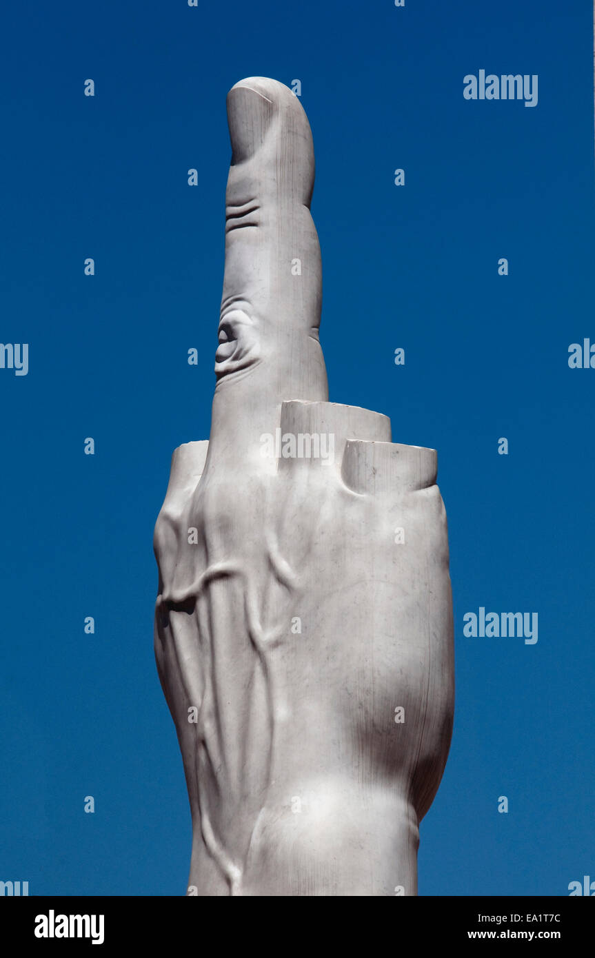 Italie, Lombardie, Milan, Piazza Affari Square, L.O.V.E. sculpture de Maurizio Cattelan date 2010 Front Stock Exchange Banque D'Images