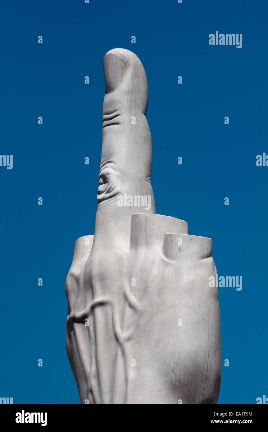 Italie, Lombardie, Milan, Piazza Affari Square, L.O.V.E. sculpture de Maurizio Cattelan date 2010 Front Stock Exchange Banque D'Images