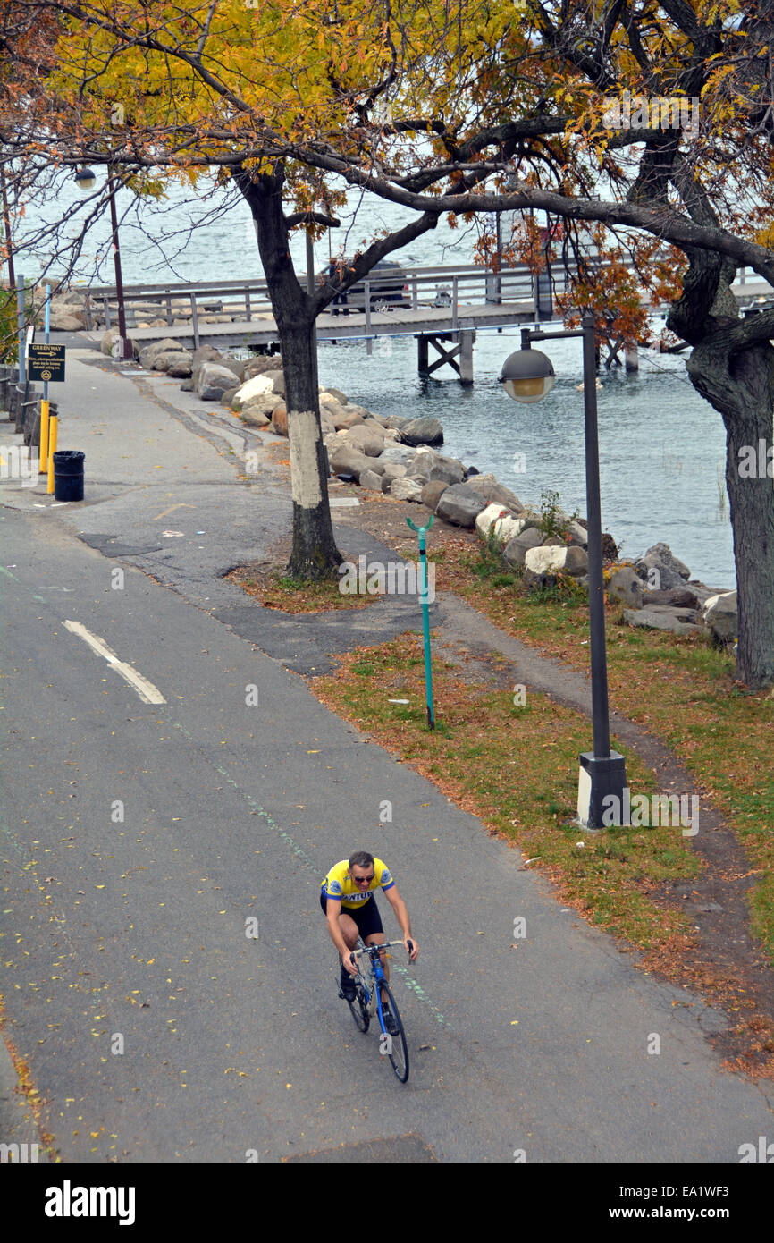 Un homme à vélo sur une journée d'automne près de la Marina, à Bayside, Queens, New York Banque D'Images