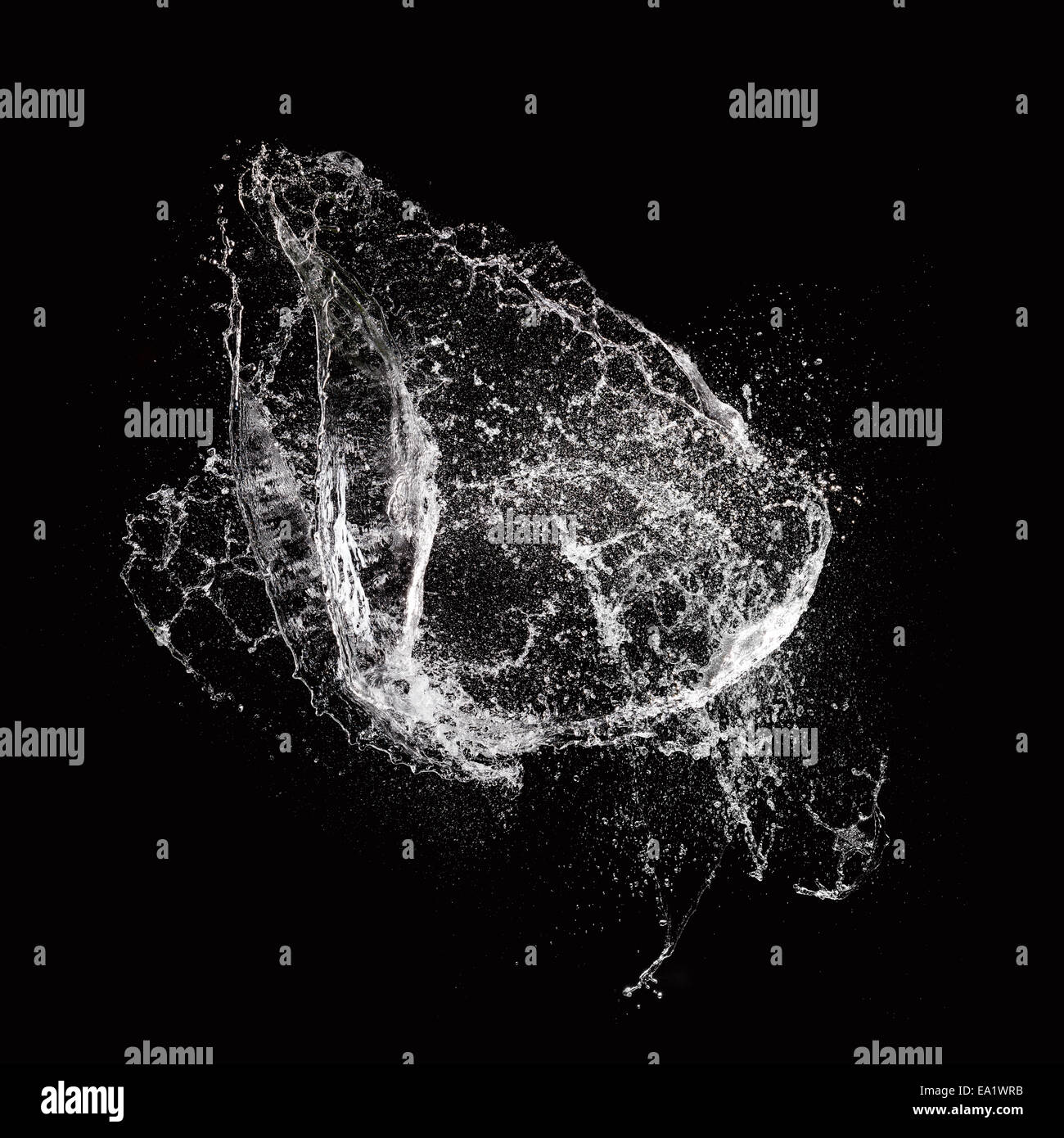 Les éclaboussures d'eau isolé sur fond noir Banque D'Images