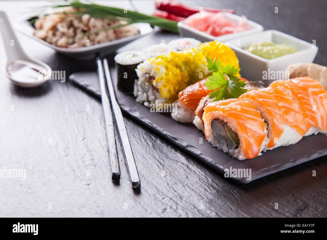 Divers types d'aliments sushi servi sur pierre noire Banque D'Images