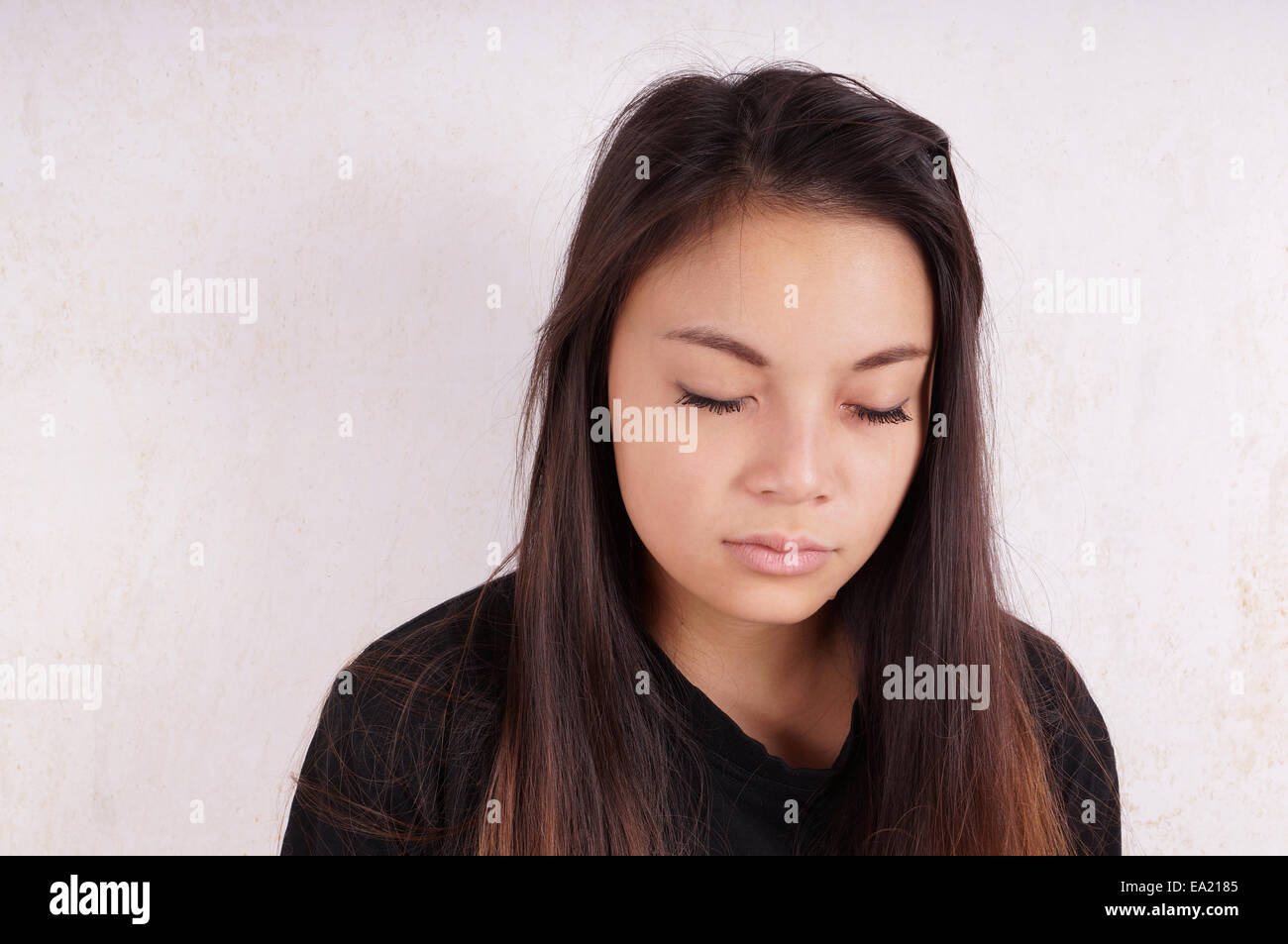 Pleurer young asian woman avec des larmes coulant sur ses joues Banque D'Images