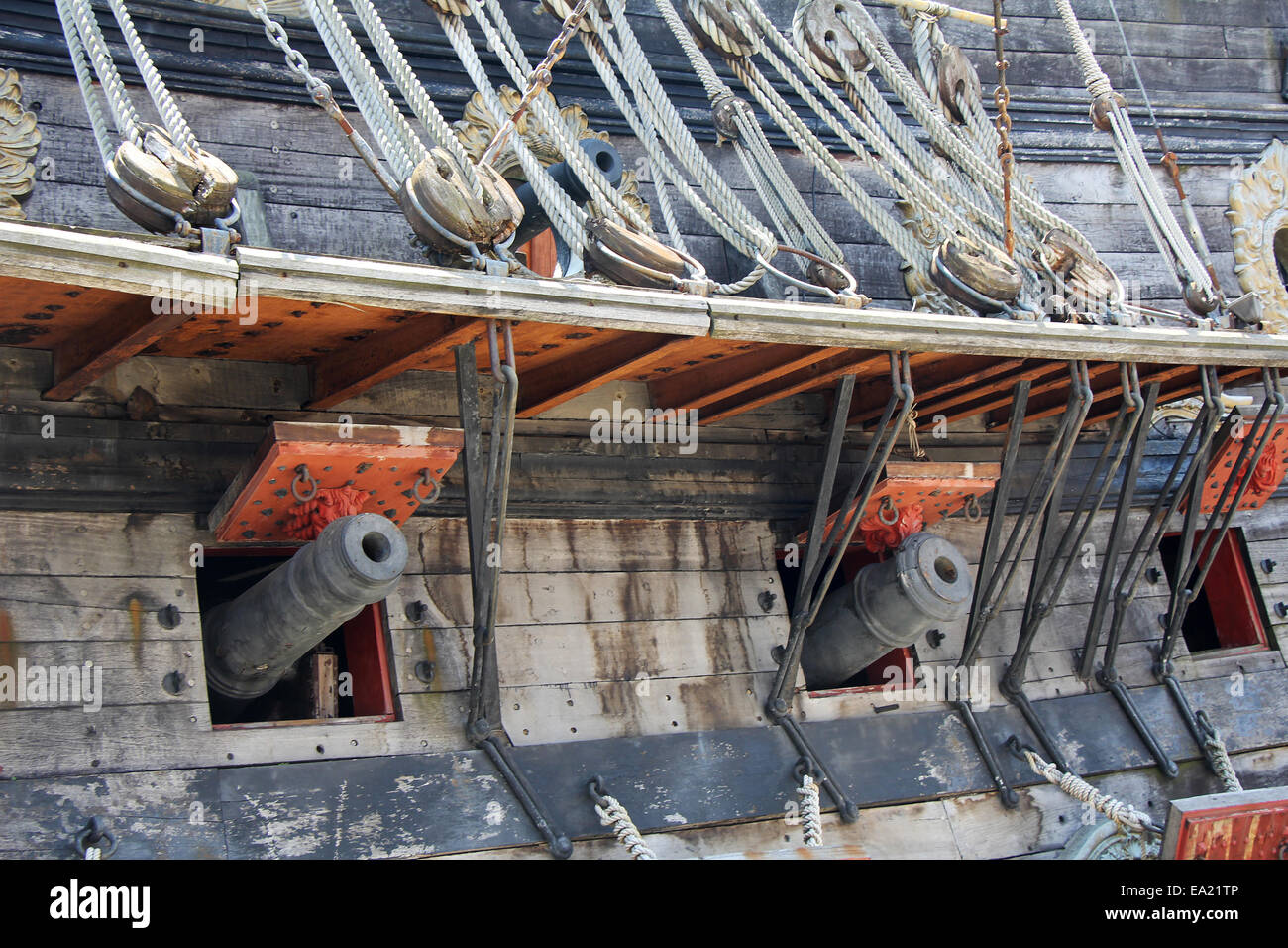 Canons et des cordes, détail d'un Galeone Neptune dans le port de Gênes, Italie Banque D'Images