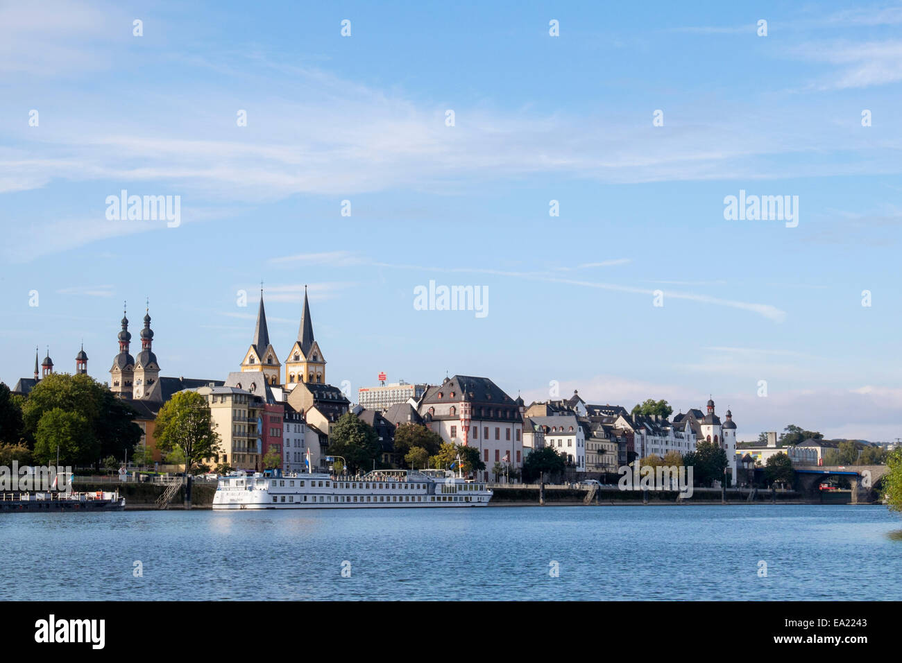 Vue sur Moselle à quai bateau de croisière et les toits de la vieille ville de Coblence, Rhénanie-Palatinat, Allemagne, Europe Banque D'Images