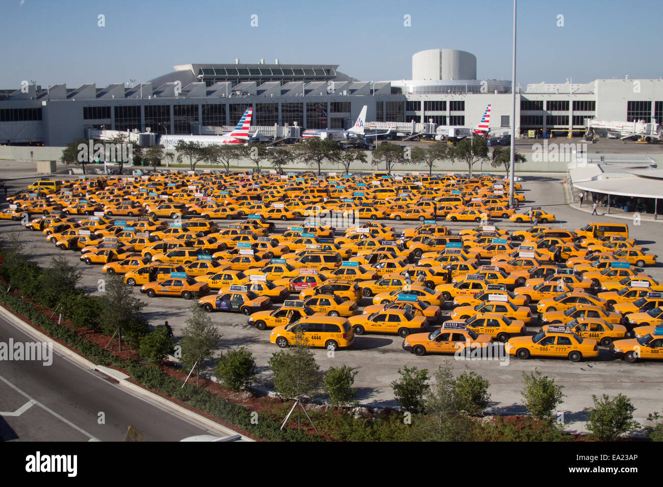 Yellow taxi cab stationnement à l'Aéroport International de Miami (MIA) Banque D'Images
