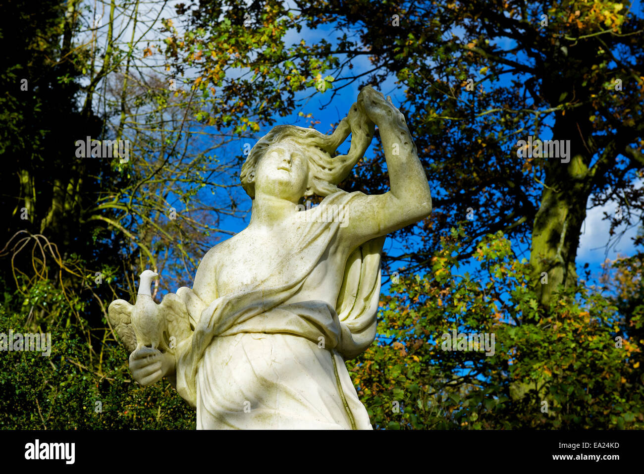 Statue dans les jardins de Belton House, près de Grantham, Lincolnshire, Angleterre, Royaume-Uni Banque D'Images