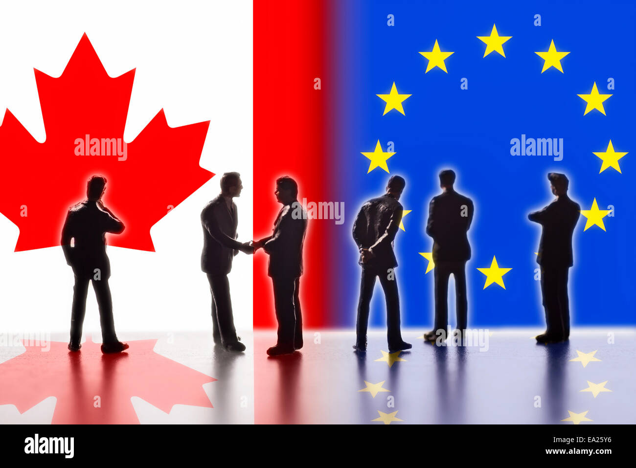 Chiffres modèle symbolisant les hommes politiques sont confrontés à l'un des drapeaux du Canada et l'UE. Deux d'entre eux se serrent la main. Banque D'Images