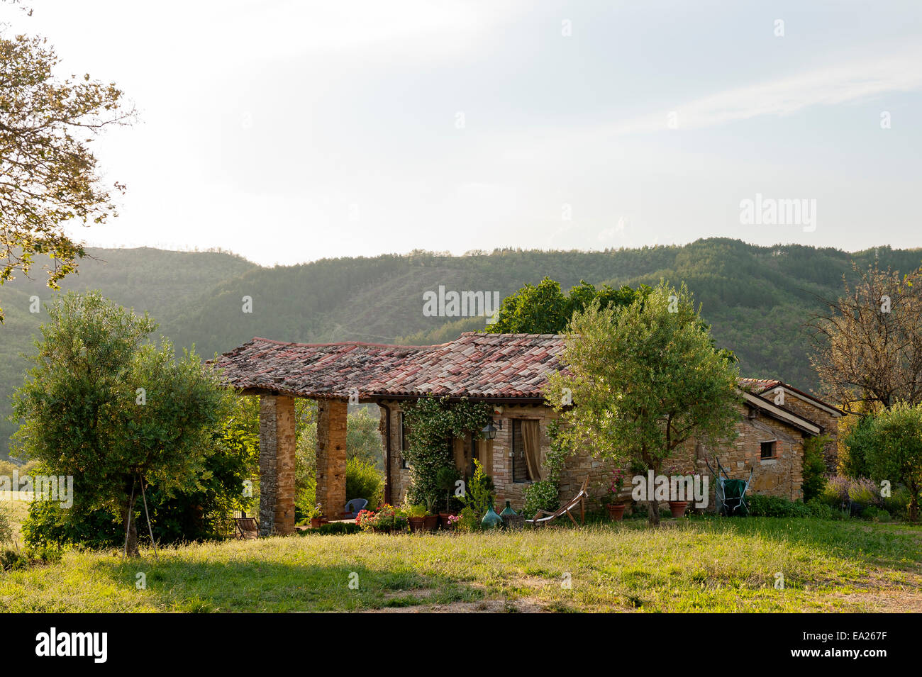 La façade extérieure de l'ancienne ferme en collines de campagne de l'Ombrie Banque D'Images