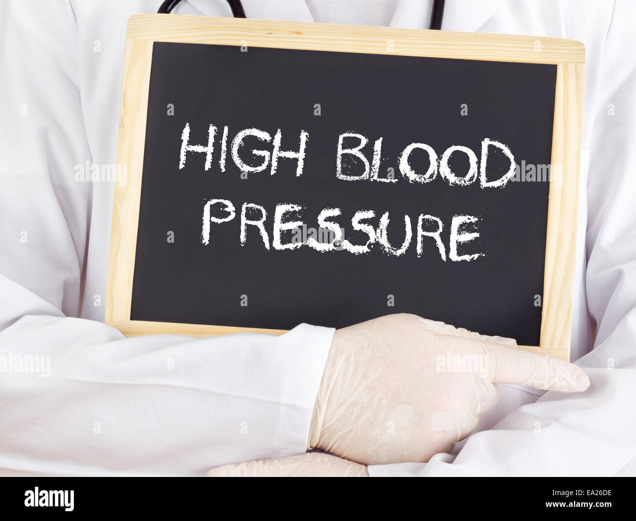 Médecin affiche des informations : pression artérielle élevée Banque D'Images