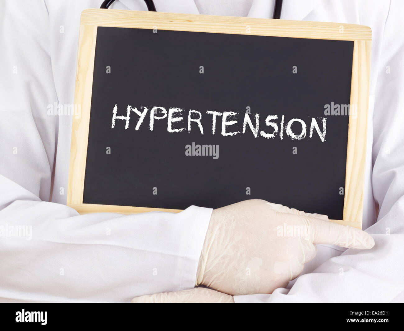 Médecin affiche des informations : l'hypertension Banque D'Images
