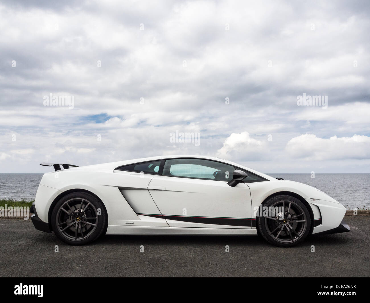 L'Italien super voiture de sport dans une station. Banque D'Images