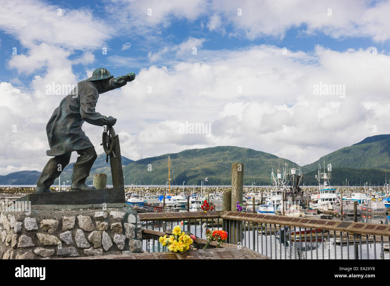 Statue d'un mariner avec petites Cordova Boat Harbour en arrière-plan, le Prince William Sound, Southcentral Alaska, USA. Banque D'Images