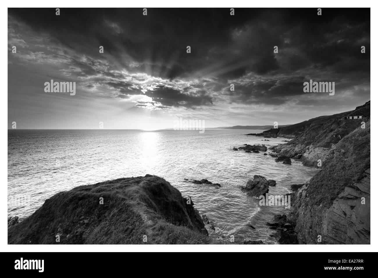 Noir & Blanc, Coucher de soleil sur Freathy Whitsand Bay Plage Cornwall UK Banque D'Images