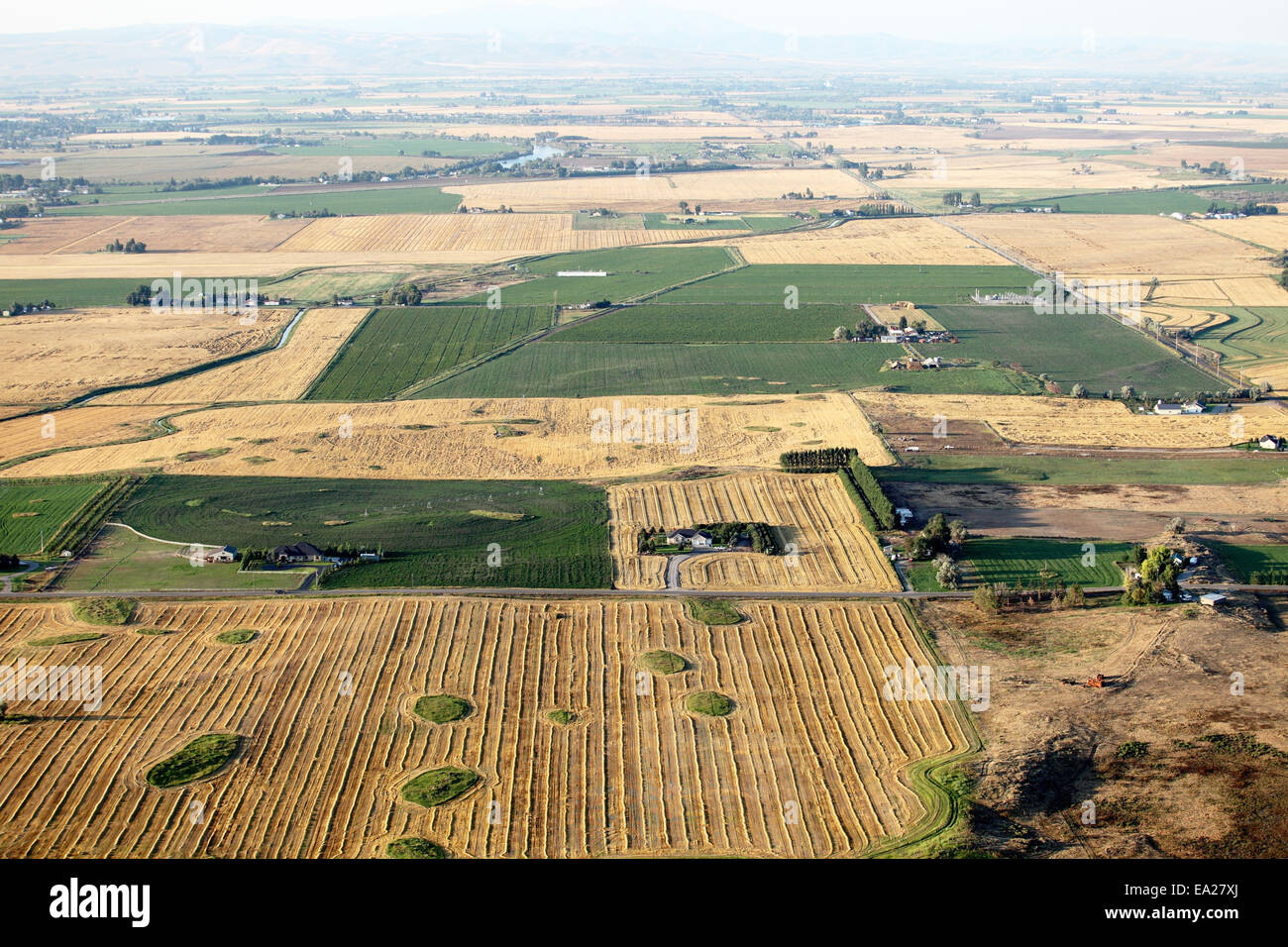 Une vue aérienne des terres agricoles avec des bras d'aspersion et d'autres méthodes d'irrigation agricole. Banque D'Images