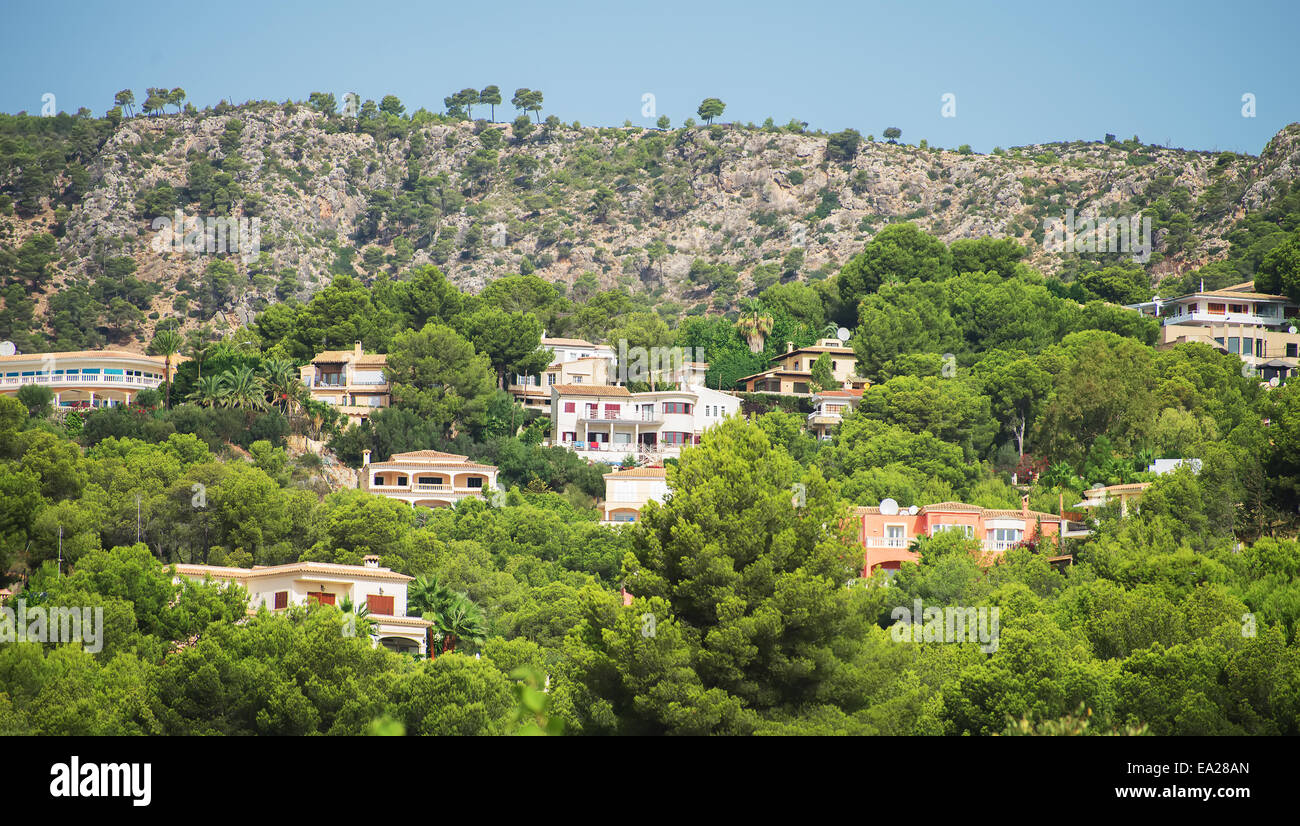 Maisons dans les collines de la montagne verte. Banque D'Images
