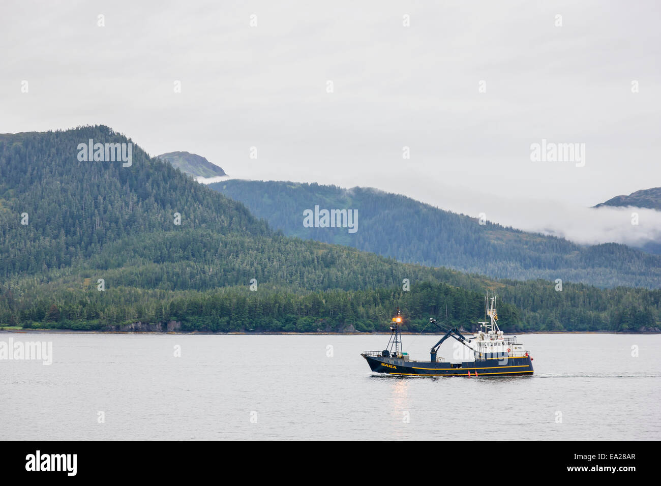 Bateau de pêche a la sortie de Cordova, Prince William Sound, Southcentral Alaska, USA. Banque D'Images