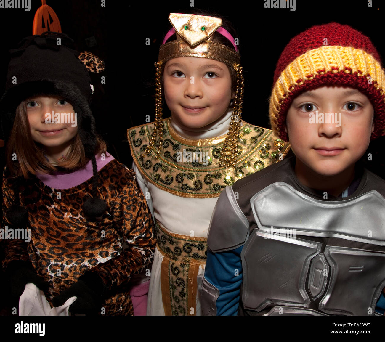 Trois jeunes sur des trucs ou Halloween treats. St Paul Minnesota MN USA Banque D'Images