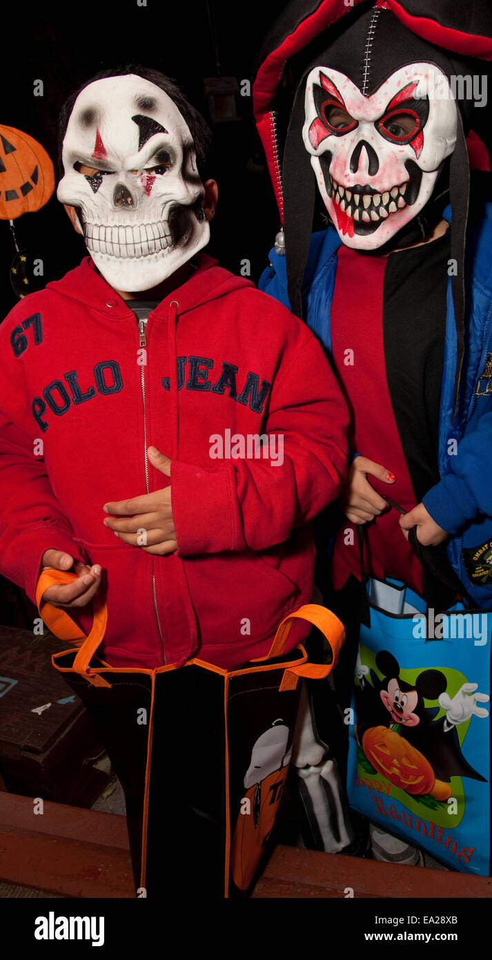 Les enfants en costumes de Halloween effrayant trick et traiter. St Paul Minnesota MN USA Banque D'Images