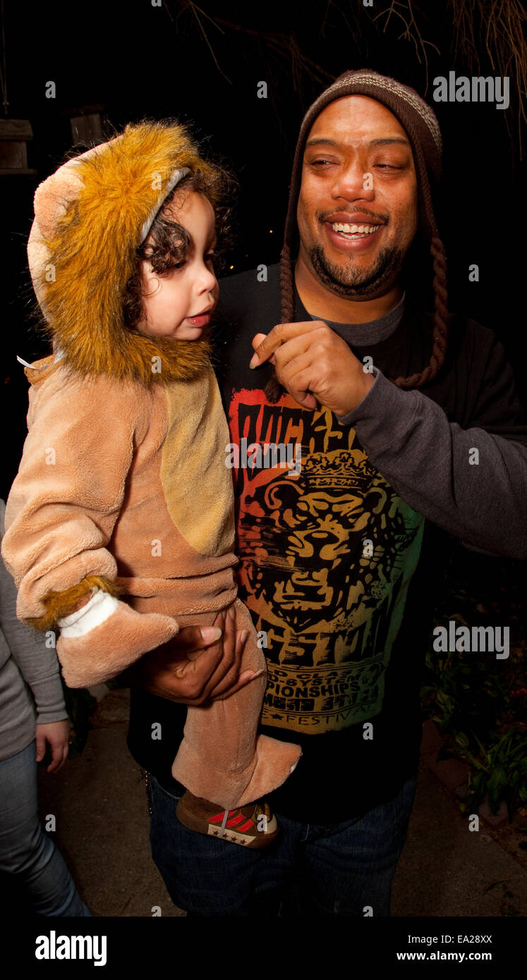 Papa en costume enfant Halloween avec fils hors tour ou traitement. St Paul Minnesota MN USA Banque D'Images