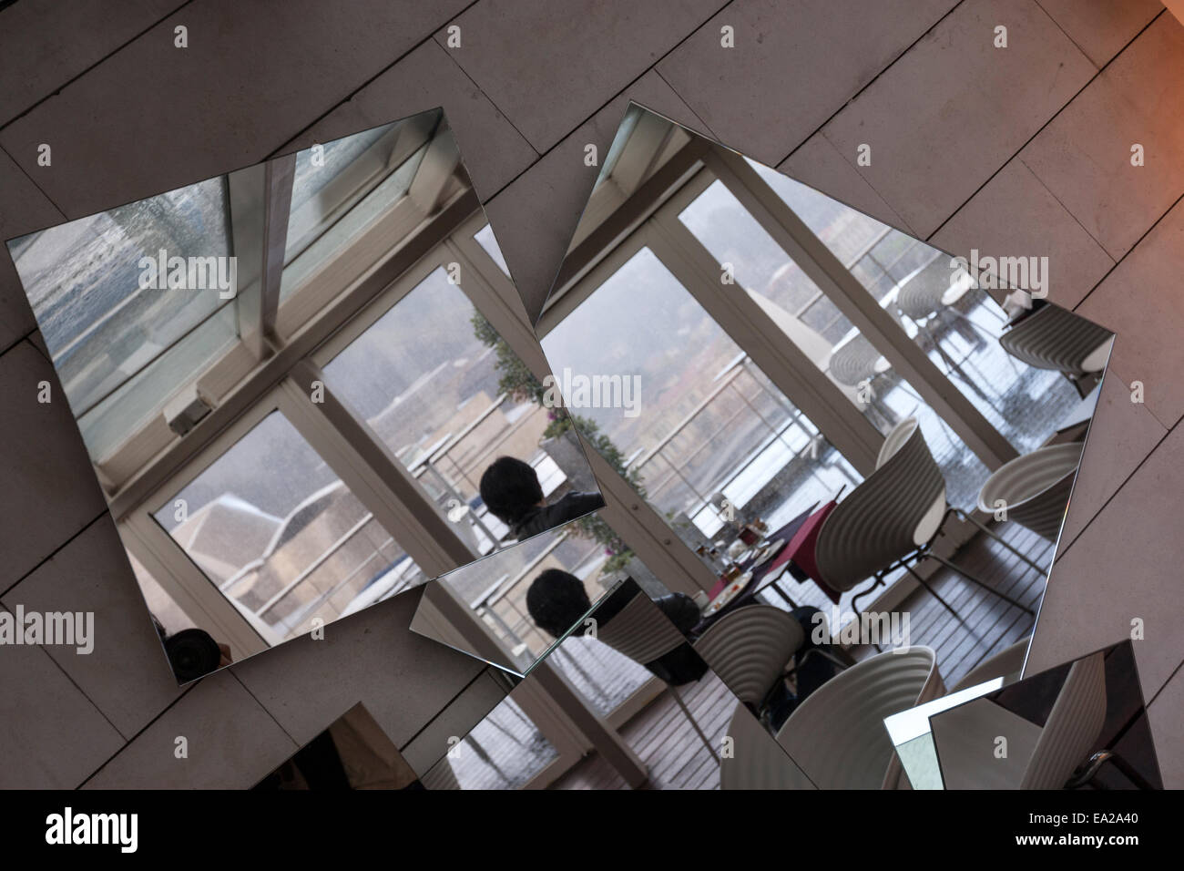 Vue du musée Guggenheim à partir de miroirs de l'hôtel Silken Gran Hotel Domine restaurant Banque D'Images