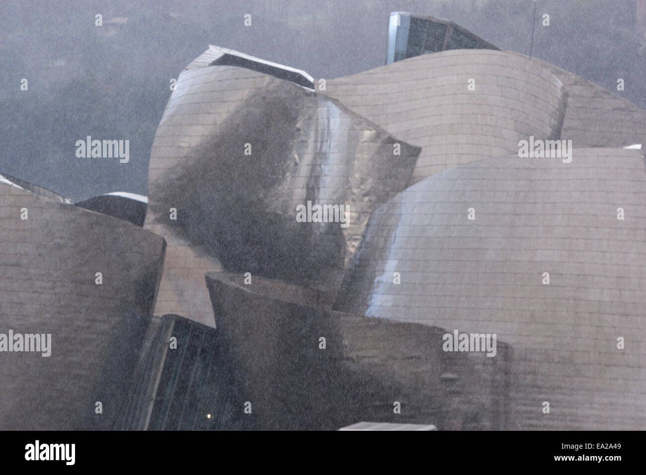 Vue sur le musée Guggenheim en un jour de pluie à partir de l'hôtel Silken Gran Hotel Domine restaurant Banque D'Images