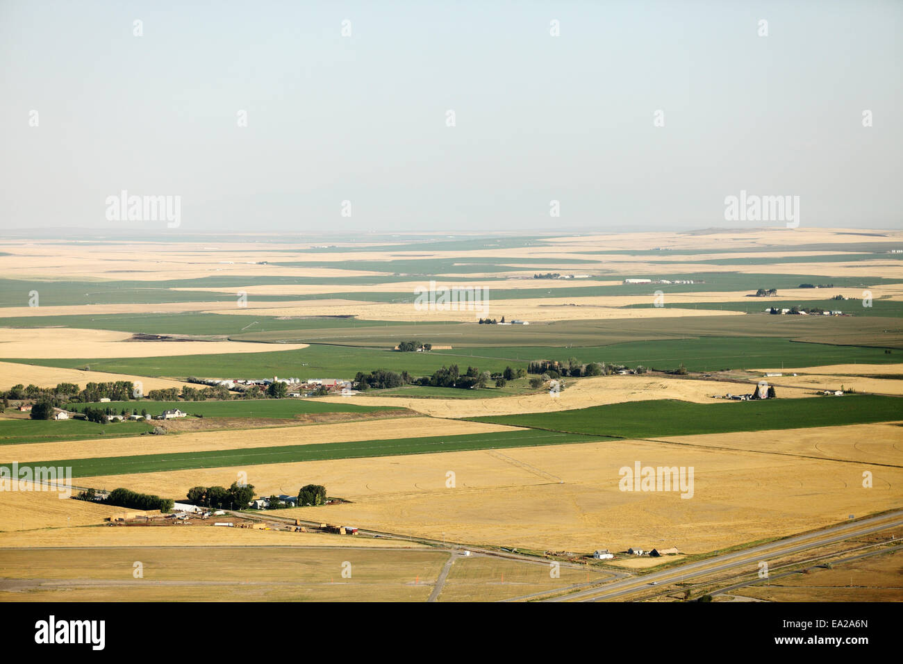 Une vue aérienne des terres agricoles avec des bras d'aspersion et d'autres méthodes d'irrigation agricole. Banque D'Images